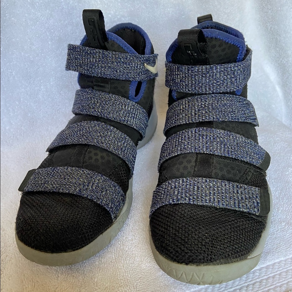 Lebron James Solider 11 Navy High Tops Size 5.5 Y